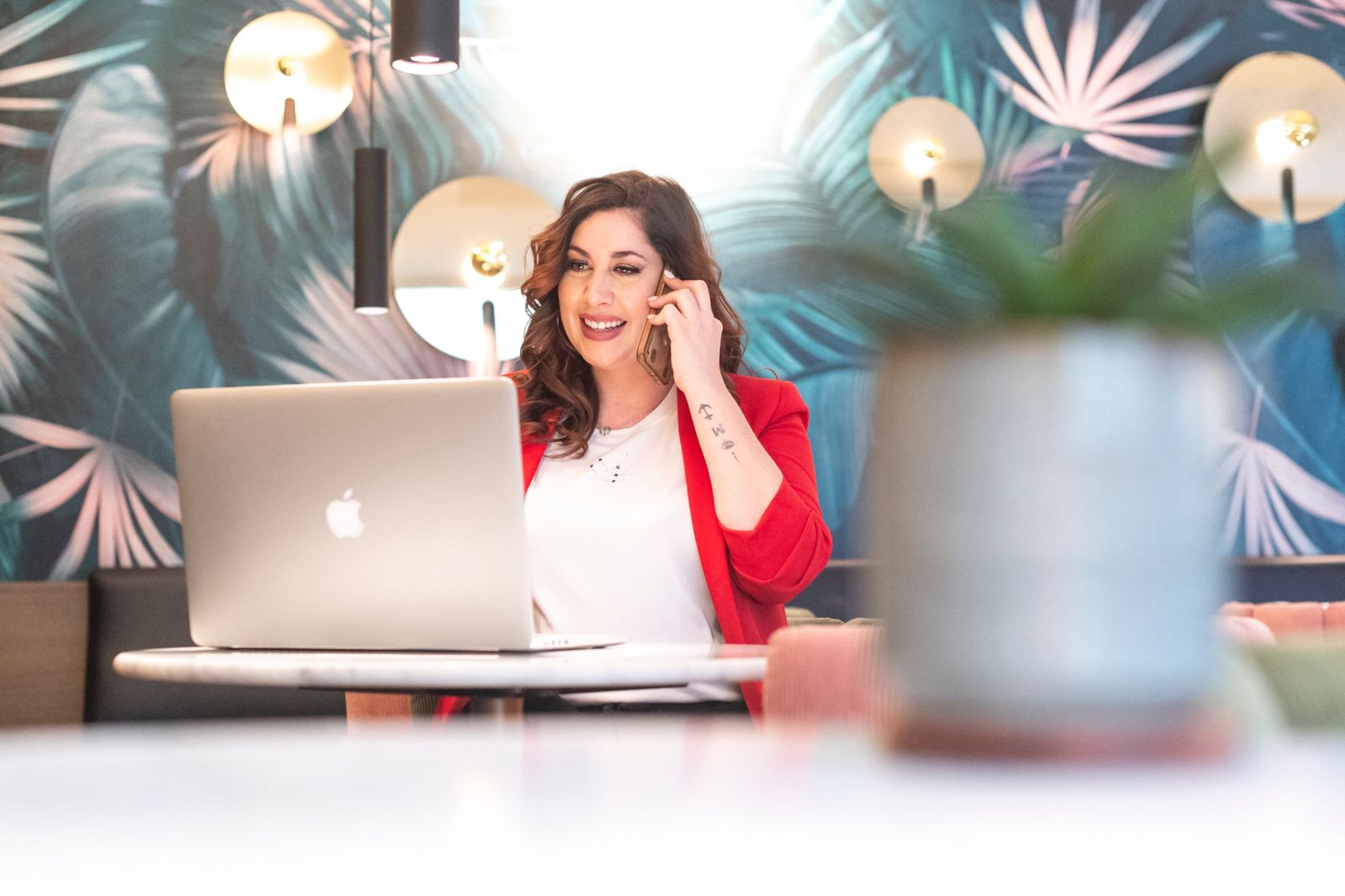 Natascha Morina im Online-Termin am Laptop