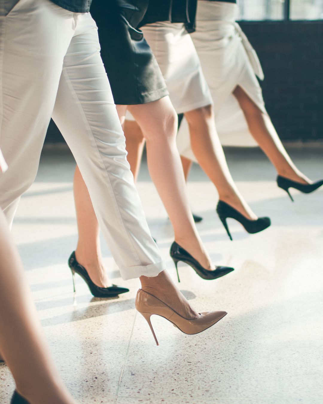 Frauen in Business-Kleidung gehen gemeinsam los
